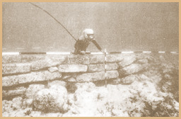 Ein Taucher beim Vermessen einer Mauer in den Ruinen des versunkenen Dwarka